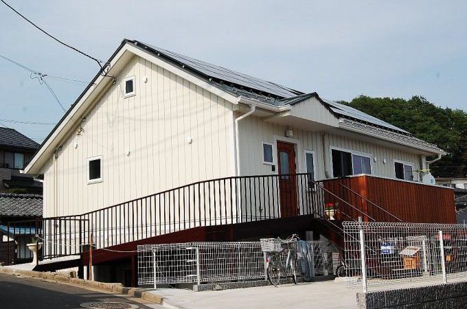 北仙台の丘陵地に建つ二世帯住宅の家