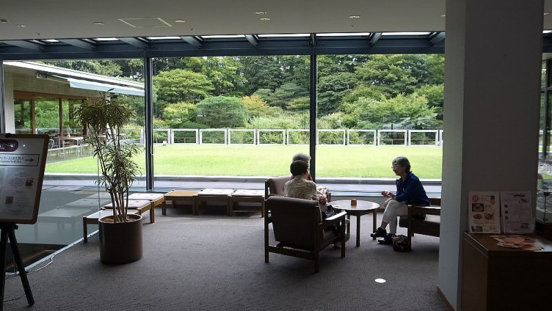 モダニズムな会館と歴史ある庭との融合　東京六本木にて