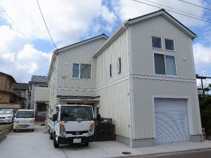 スキップフロアで仕事場と住まいをつなぐ家