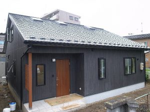 外観は平屋、内部は二階建ての家