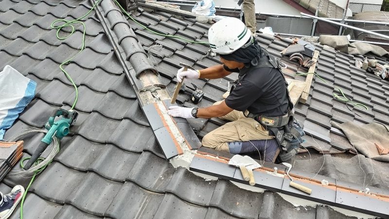 [築40年平屋のリフォーム]　屋根瓦の補修作業
