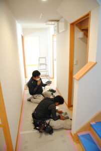 [isossa talossaの家]　電気工事の仕上げ作業