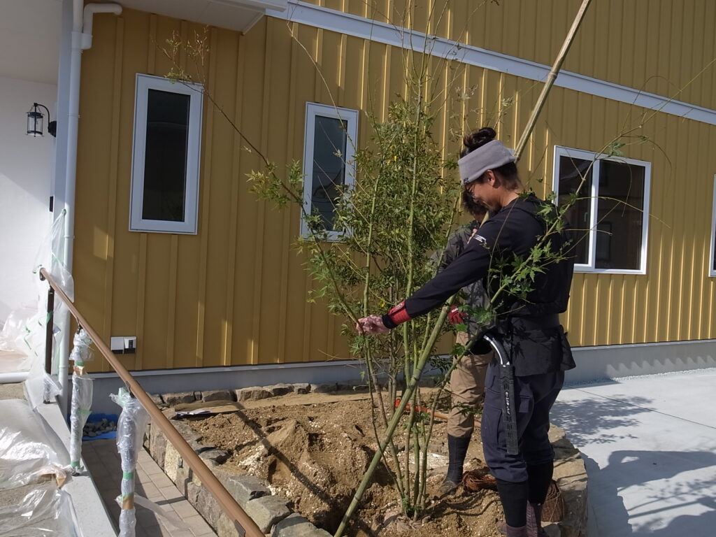 [isossa talossaの家]　最後の作業　修景の様子