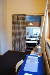 “２つの関係” 　間仕切りとカーテンの関係