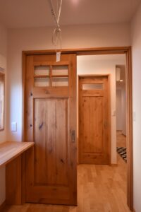 “２つの関係” 　ドアと引き戸の関係